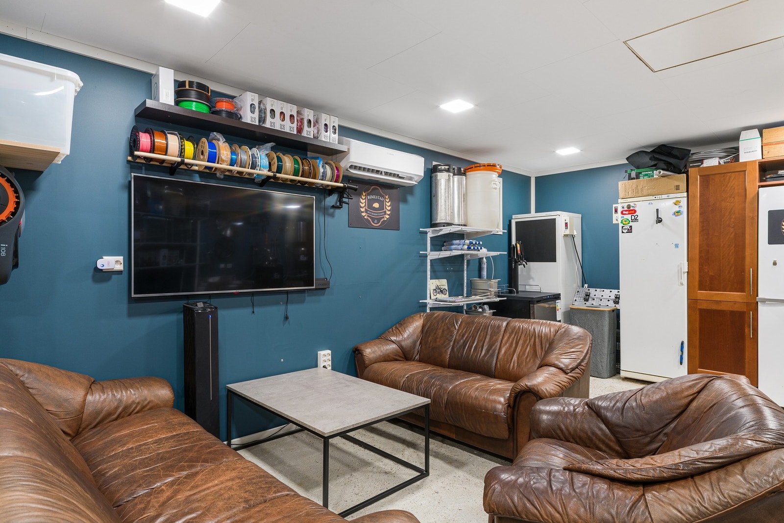 Garasjen er innredet med hobbyrom, toalettrom og utvendig vedbod. Galleribilde