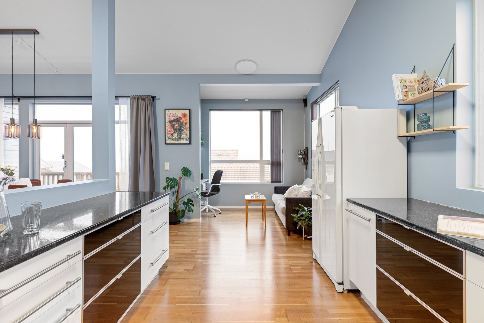 Sosial planløsning med stue og kjøkken samlet i et hyggelig allrom - perfekt for matlaging og gode stunder rundt bordet. Galleribilde