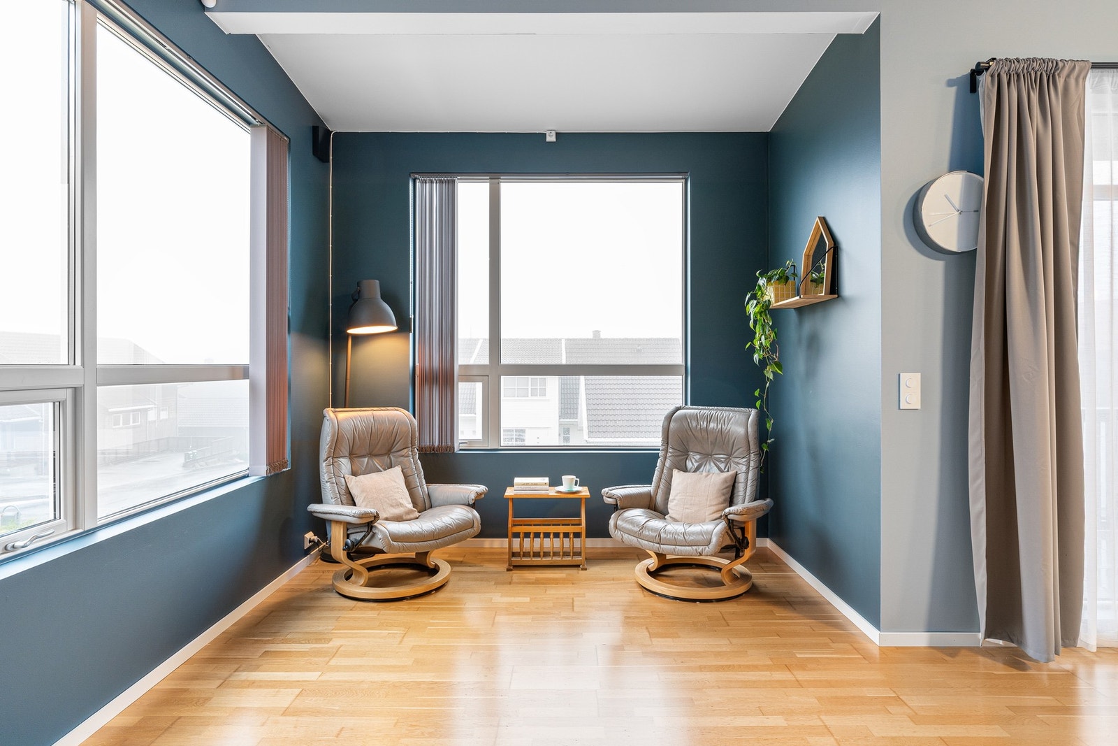 Her er det plass til både en komfortabel sofagruppe, sittegruppe og TV-seksjon. Galleribilde