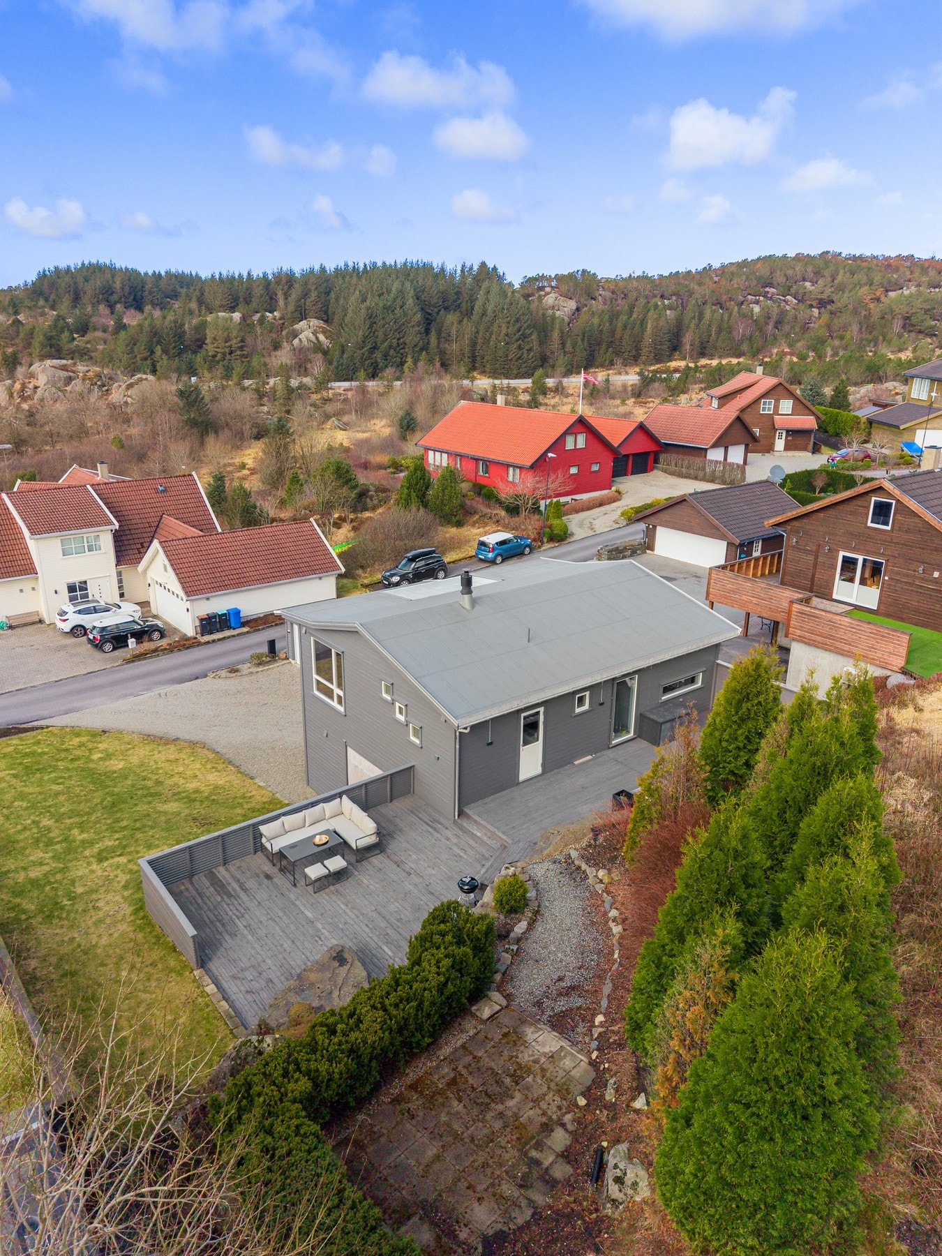 Nærmeste bussholdeplass er Lyefjell som ligger i kort avstand fra boligen. Ved å benytte bil fra Lyefjell tar det ca. 9 min til Bryne, 17 min til Kleppe, 38 min til Stavanger, 28 min til Sandnes og 35 min til Stavanger lufthavn, Sola. Bryne har stasjon me Galleribilde