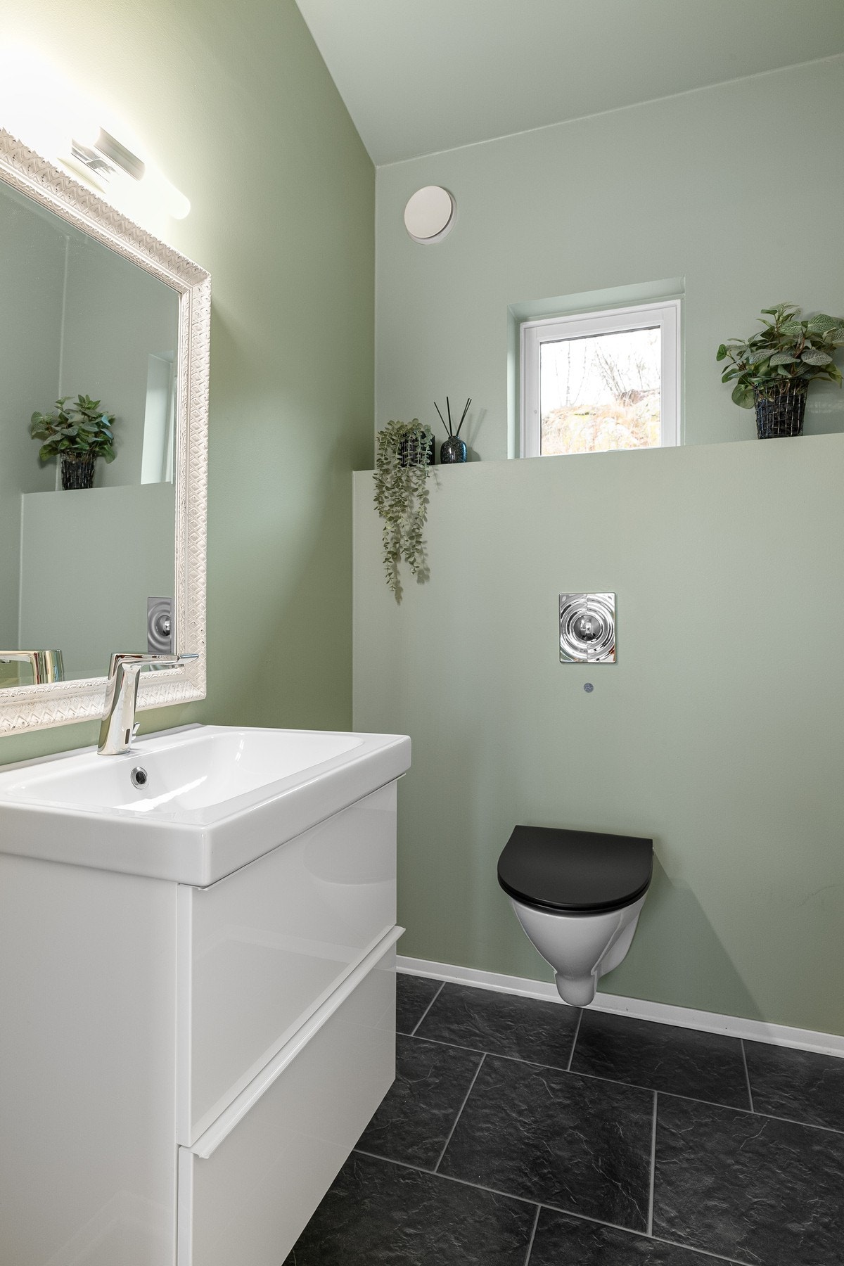 Gjestetoalettet i andre etasje er praktisk plassert i tilknytning til boligens allrom, noe som gjør det lett tilgjengelig for både beboere og besøkende. Galleribilde