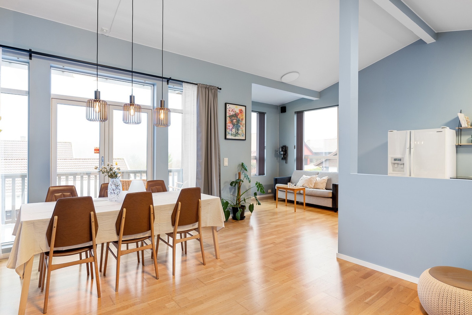 Åpen og sosial løsning mellom kjøkkenet og stue, som gjør det enkelt å kombinere matlaging med hyggelig samvær. Galleribilde