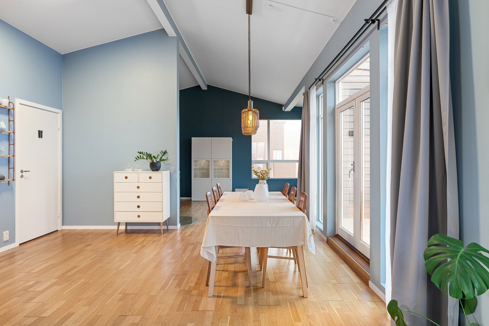 Rommet er av god størrelse og fremstår som luftig og romslig, med god takhøyde og store vindusflater som slipper inn rikelig med naturlig lys. Galleribilde