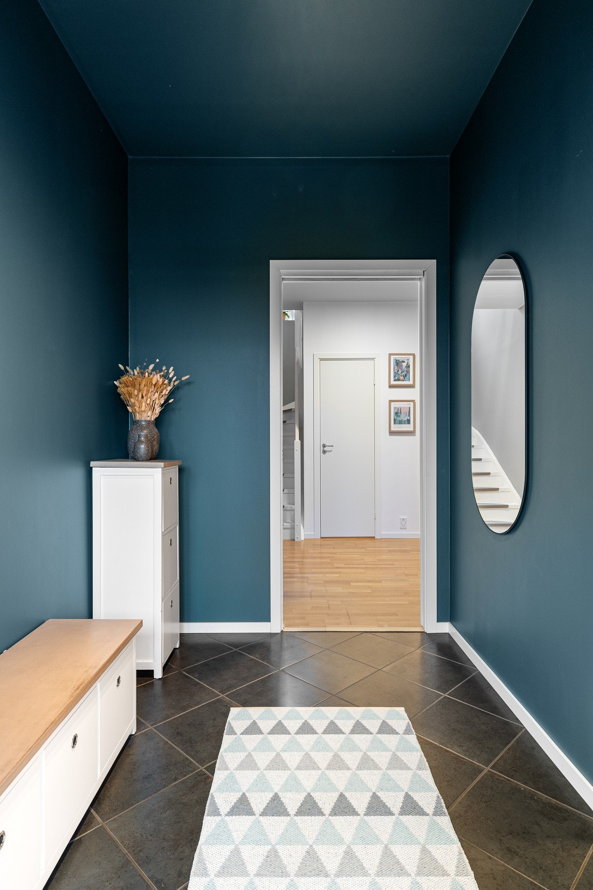 Entréen gir et godt førsteinntrykk med malte veggflater og en romslig utforming. Her er det god plass til garderobeløsning for yttertøy og sko. I tilknytning til entréen ligger boligens praktiske vaskerom. Galleribilde