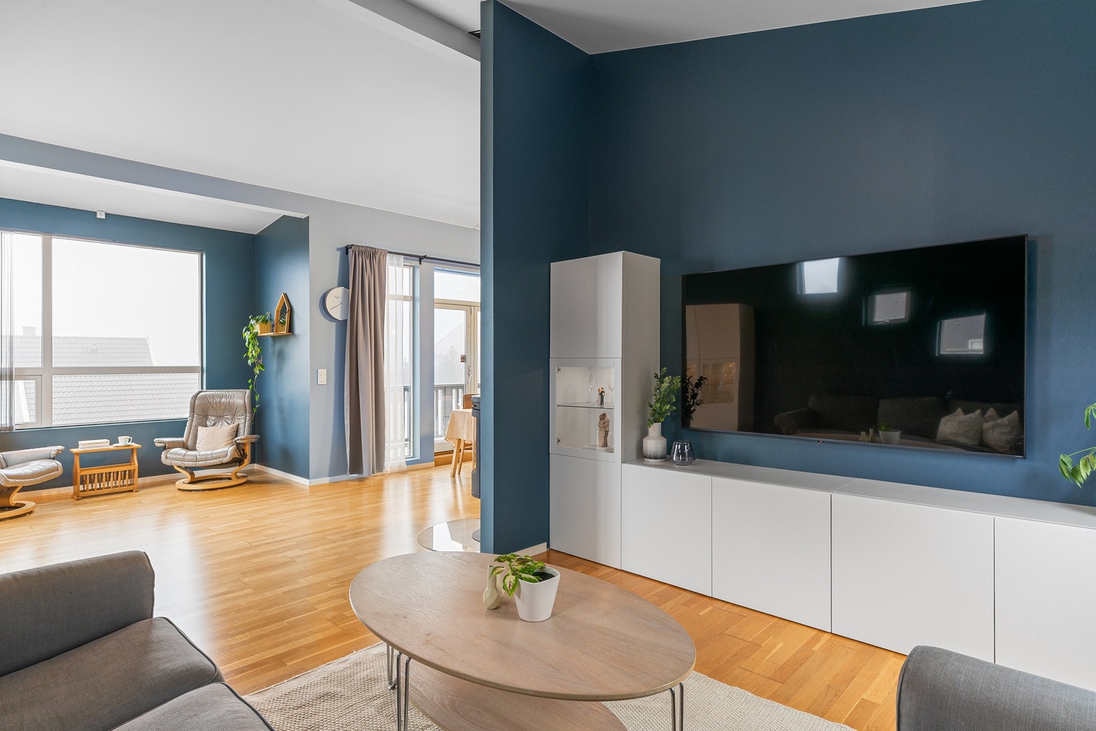 Boligen holder en gjennomgående god standard, med stue/spisestue og kjøkken plassert i boligens andre etasje. Galleribilde