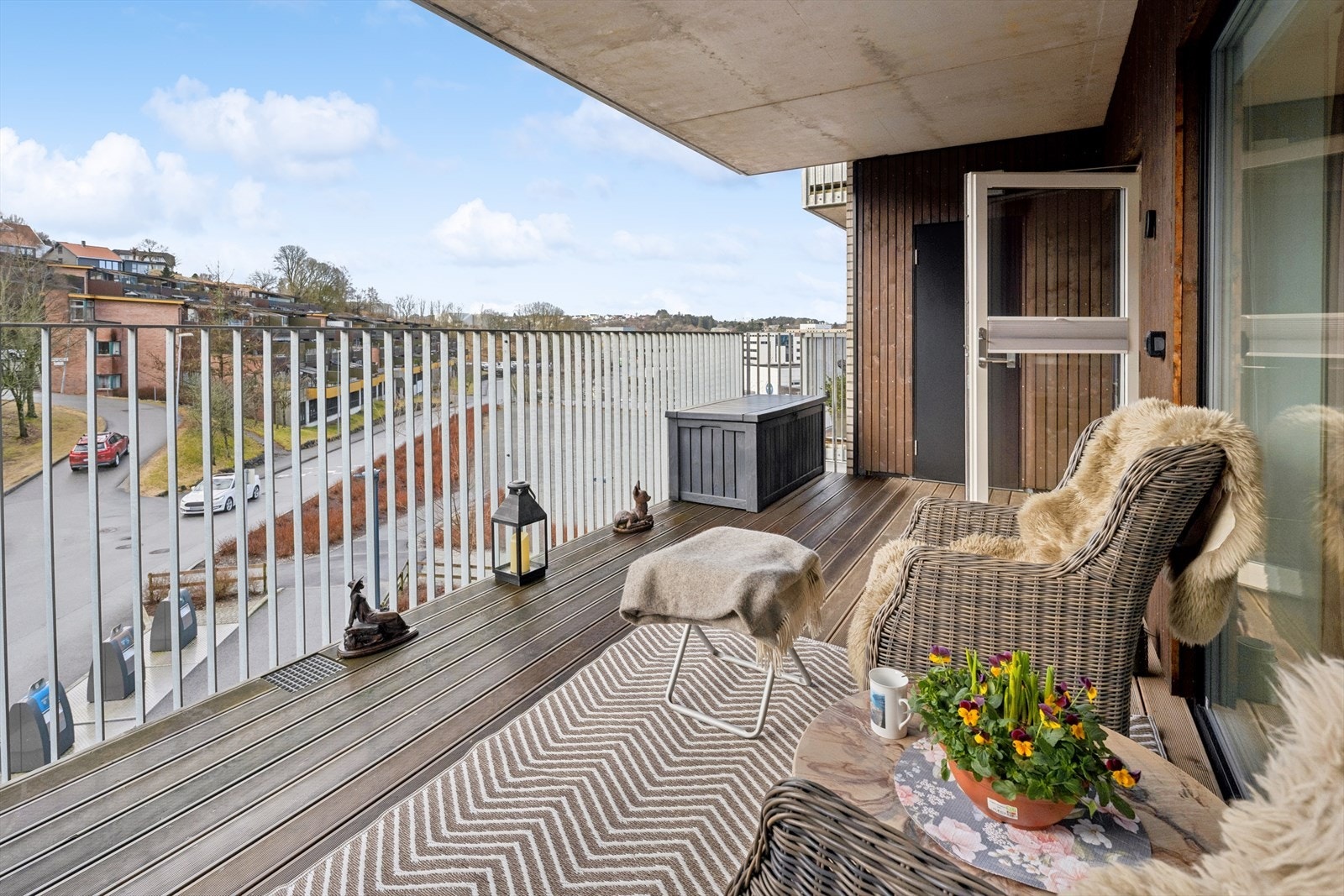 Balkong på hele 16 kvm med oppbevaring i utvendig bod Galleribilde