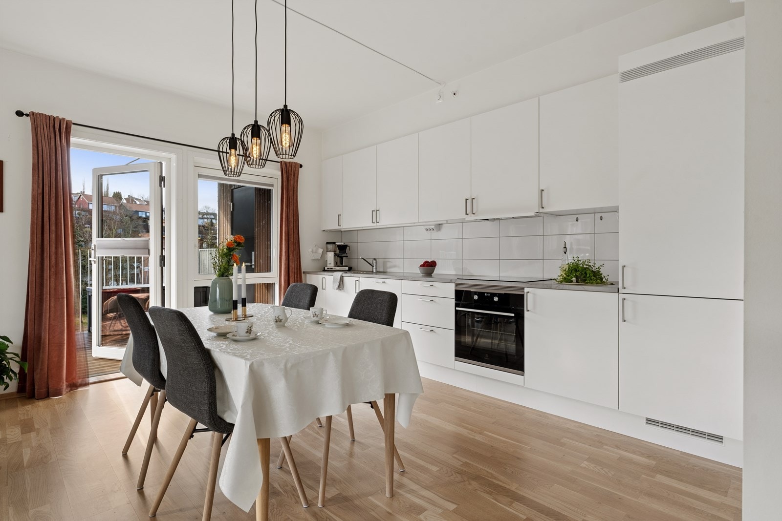 Lyst kjøkken fra Sigdal med glatt utførelse. Stekeovn, koketopp, kjøleskap og oppvaskmaskin følger handel Galleribilde