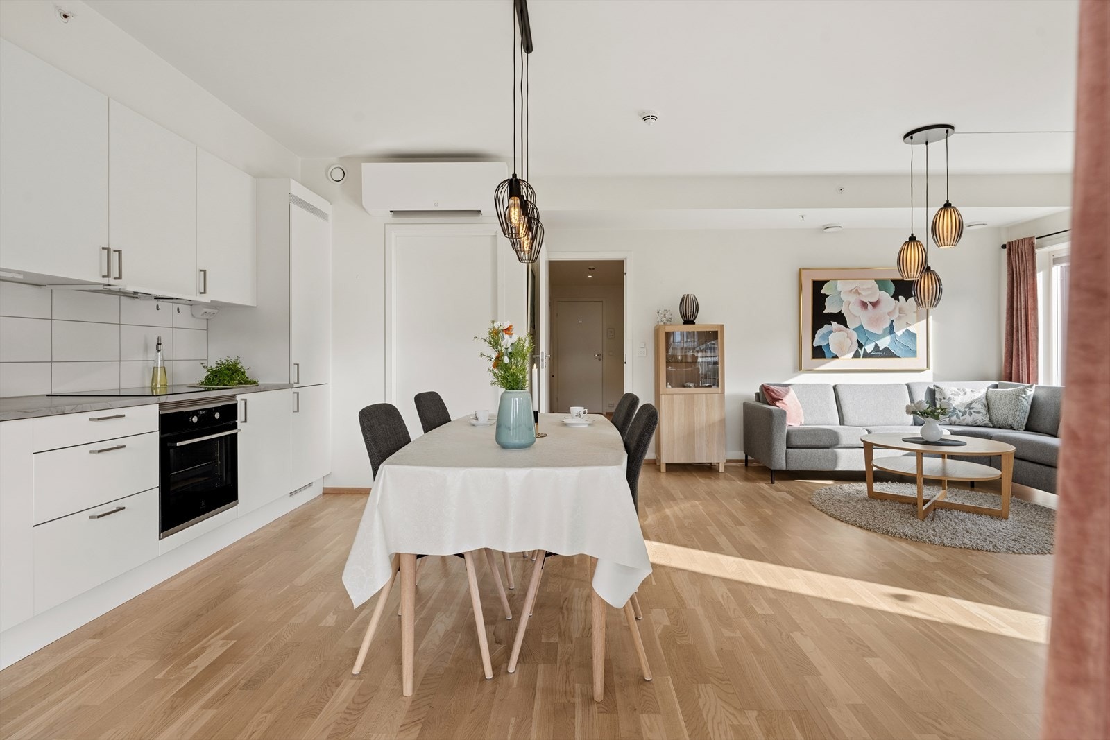 Åpen stue-kjøkken løsning med flere møbleringsmuligheter Galleribilde