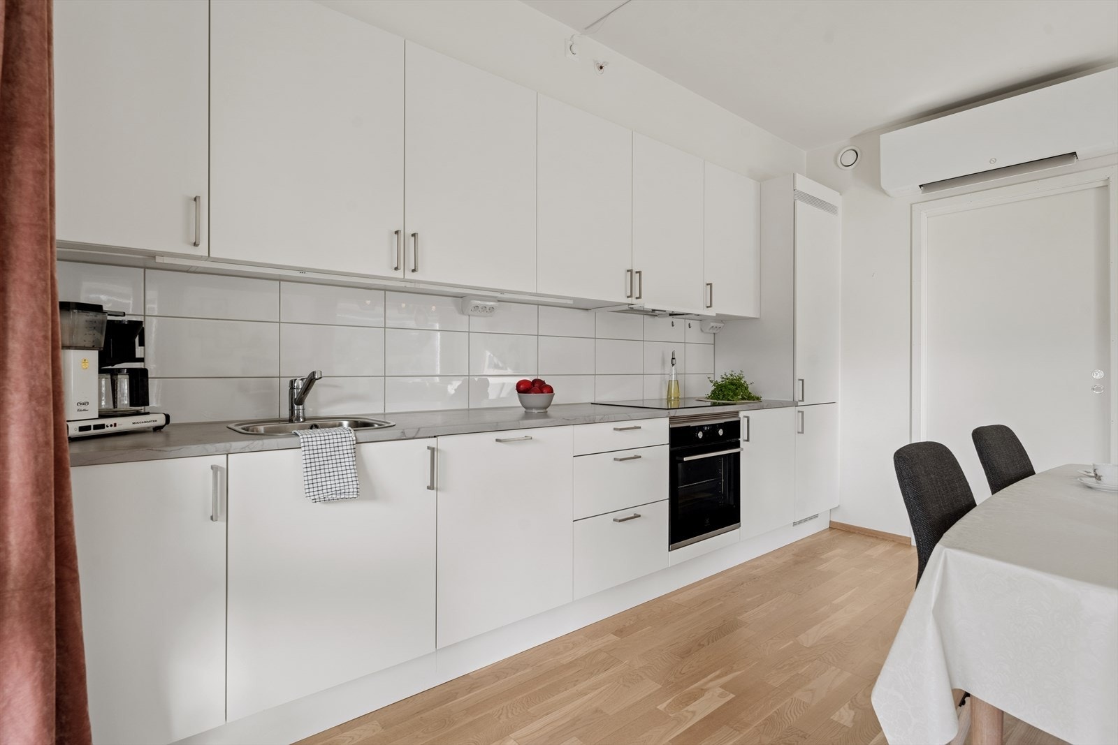 Kjøkkenet har god arbeidsflate og rikelig med skapplass Galleribilde