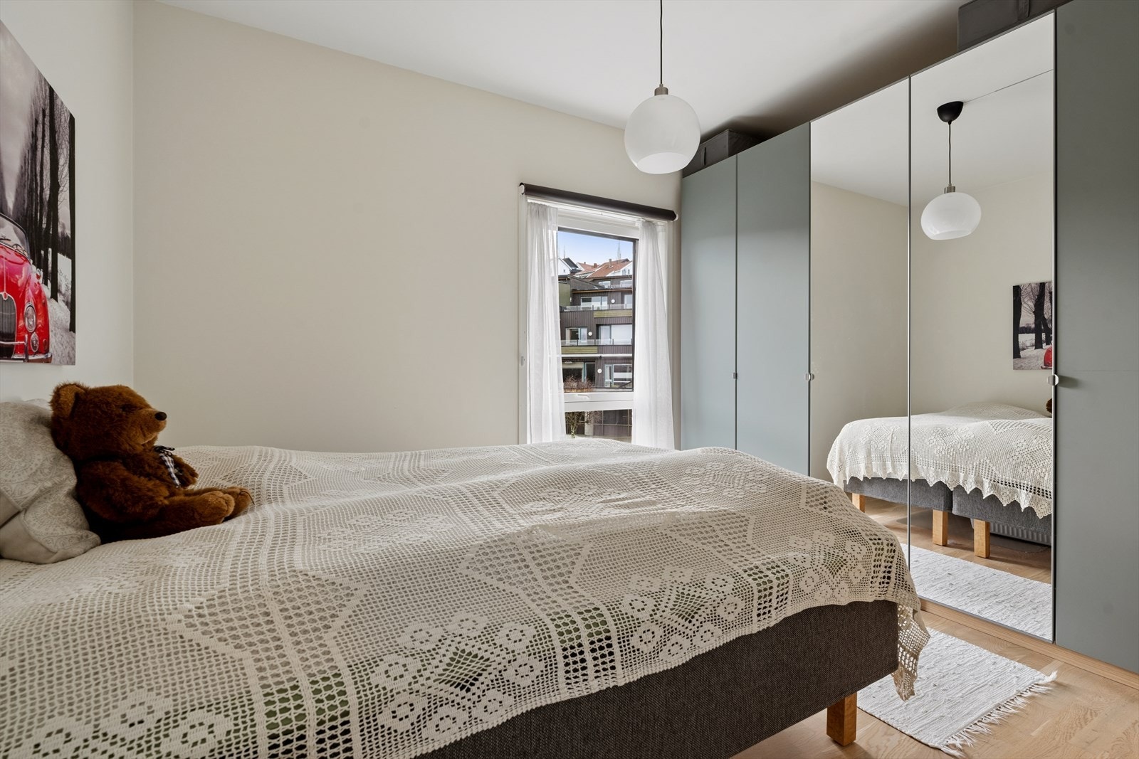 Hovedsoverommet er romslig med garderobe som følger salget Galleribilde