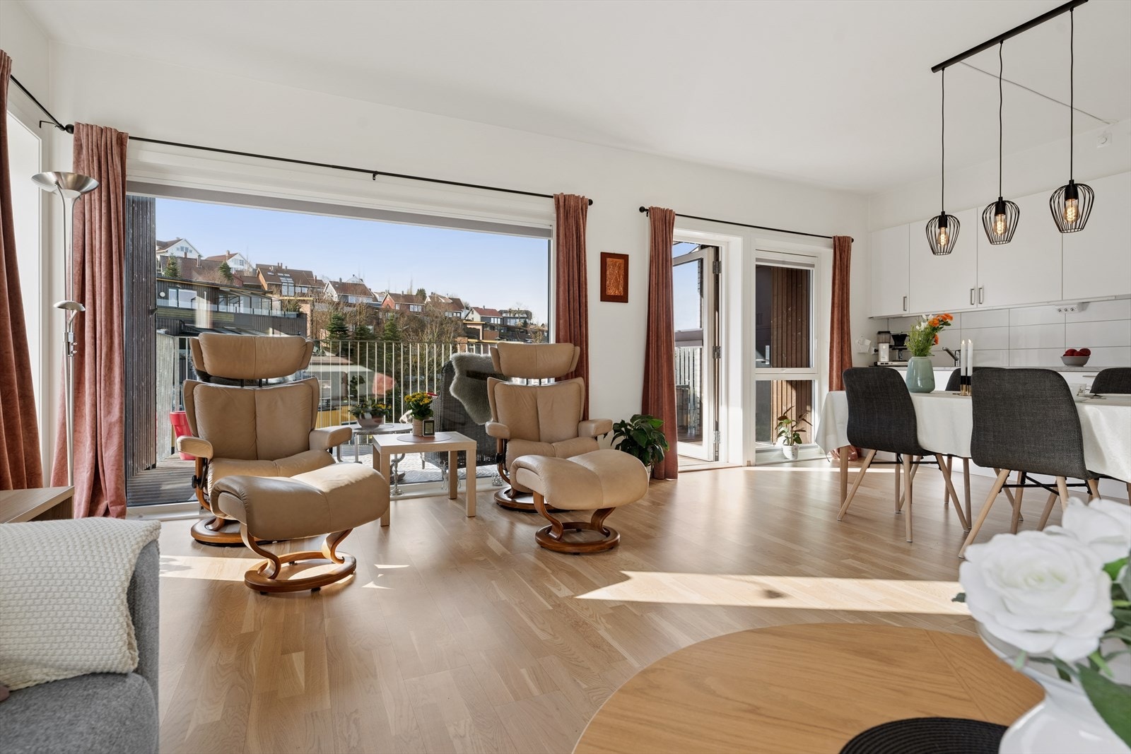 Stue med god romfølelse og moderne preg Galleribilde