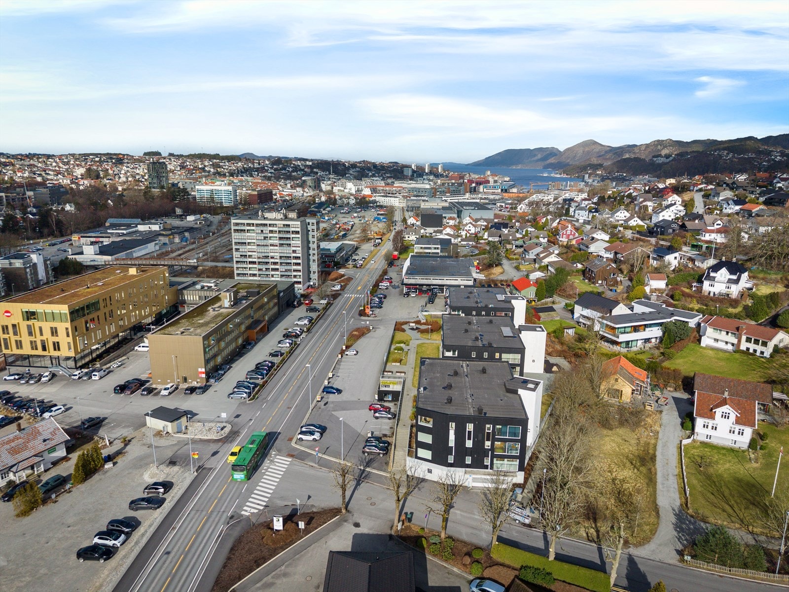 Dagligvarehandel kan enkelt ordnes hos Bunnpris, som ligger i underetasjen. I tillegg er det kort avstand til alt Sandnes sentrum har å tilby, inkludert tre kjøpesentre, kino, et bredt utvalg av spisesteder og utesteder, samt kulturelle opplevelser. Galleribilde