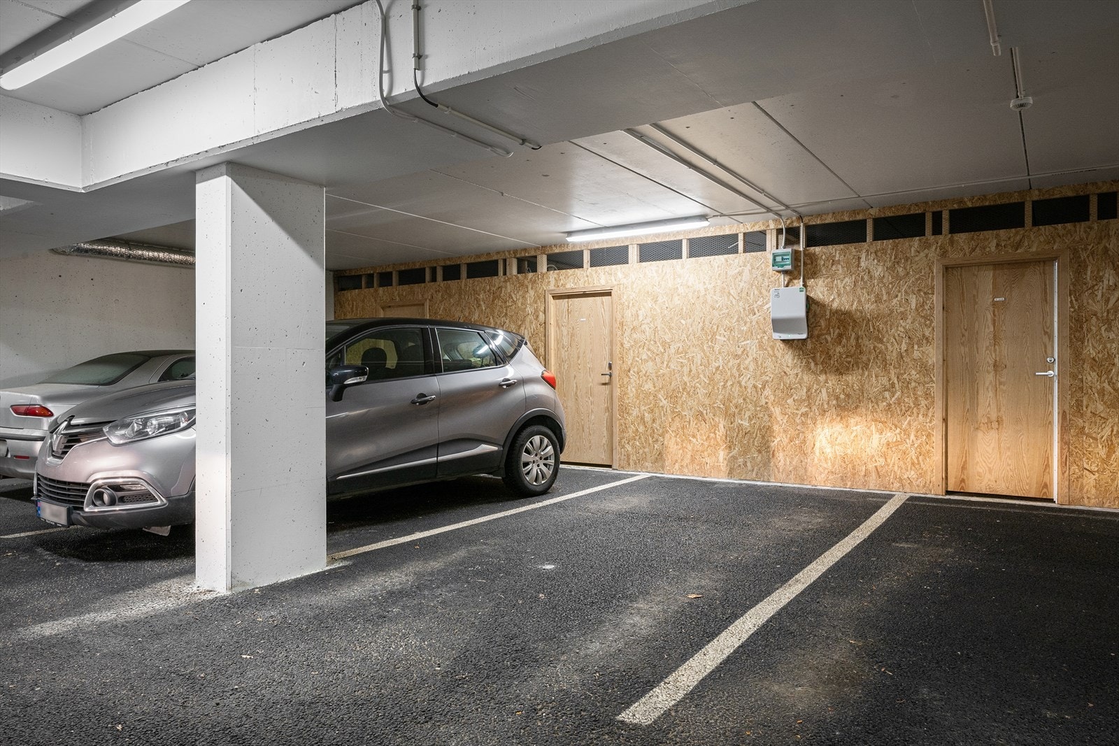 Parkering i lukket garasjeanlegg. Montert elbillader og tilhørende bod. Galleribilde