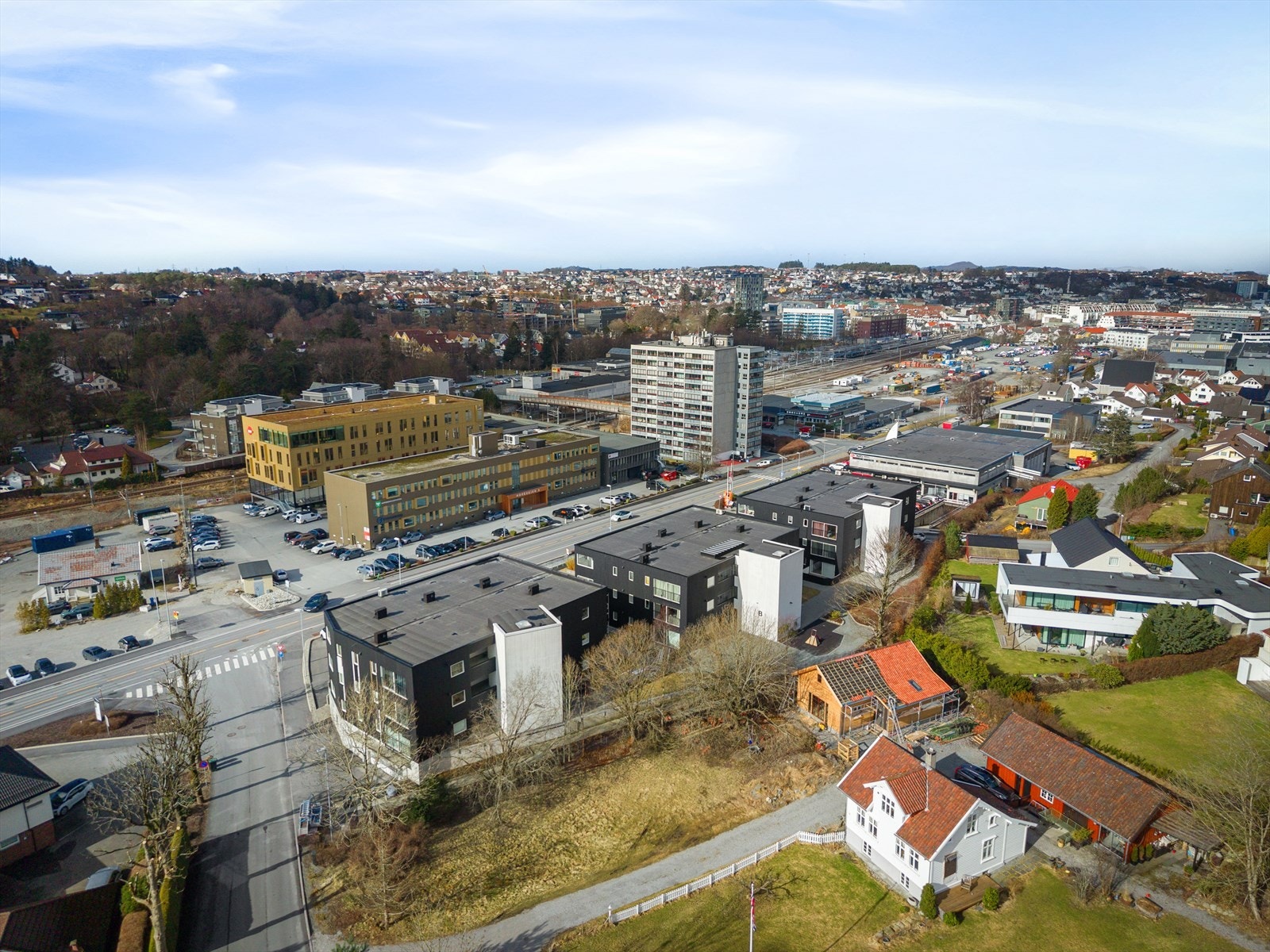 Området har gode bussforbindelser, og du finner det meste i gangavstand, som Sandvedparken, Stokkalandsvatnet, Langgata, matbutikk, togstasjonen, lekeplass og barnehager. Galleribilde