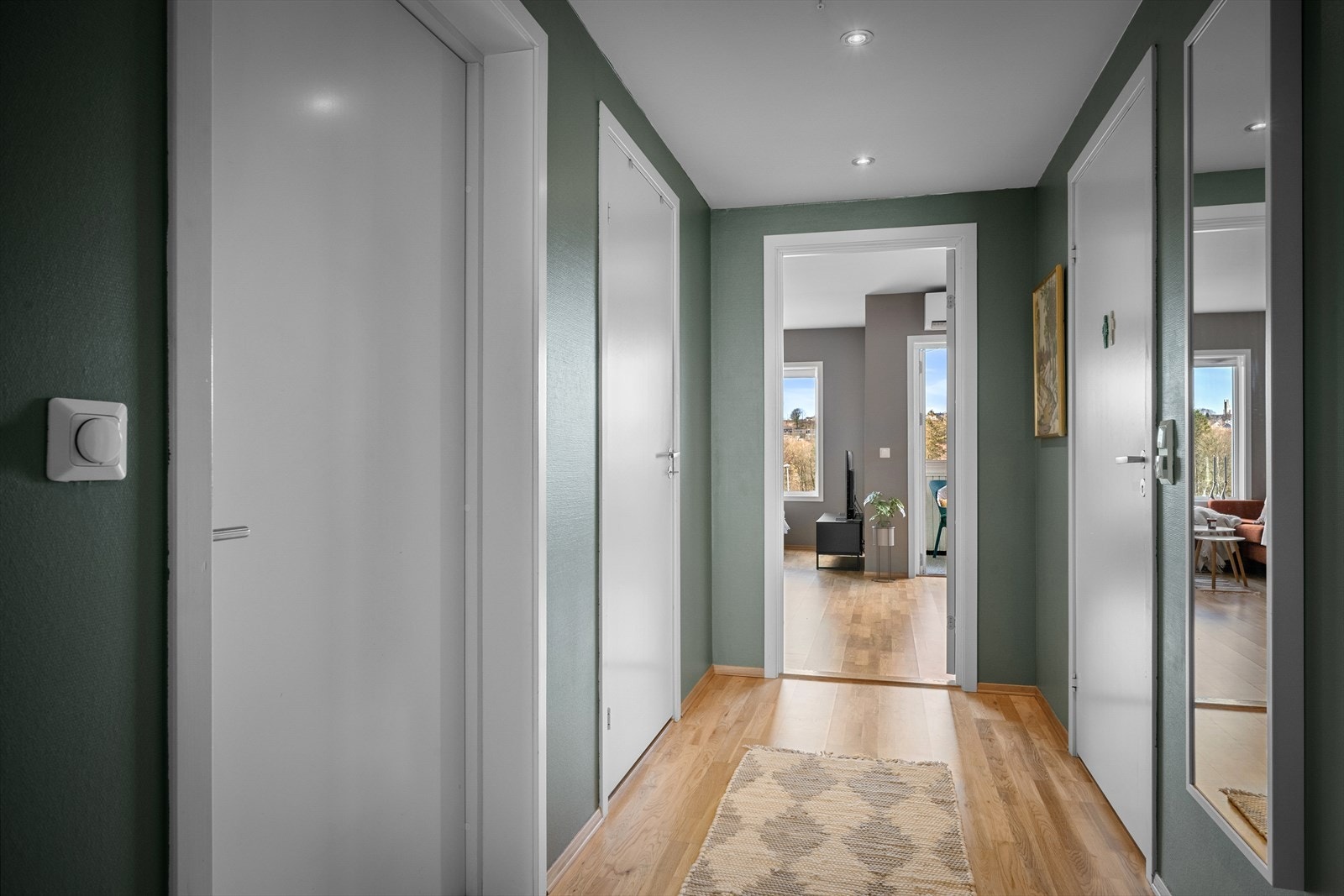 Velkommen inn! Leiligheten fremstår som lys og innbydende med god planløsning. Galleribilde