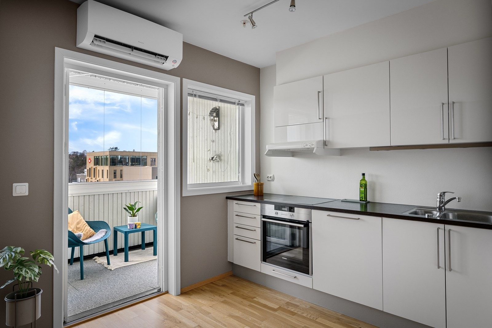 Her har du direkte utgang til en innglasset balkong som fungerer som en naturlig forlengelse av oppholdsrommet. Galleribilde