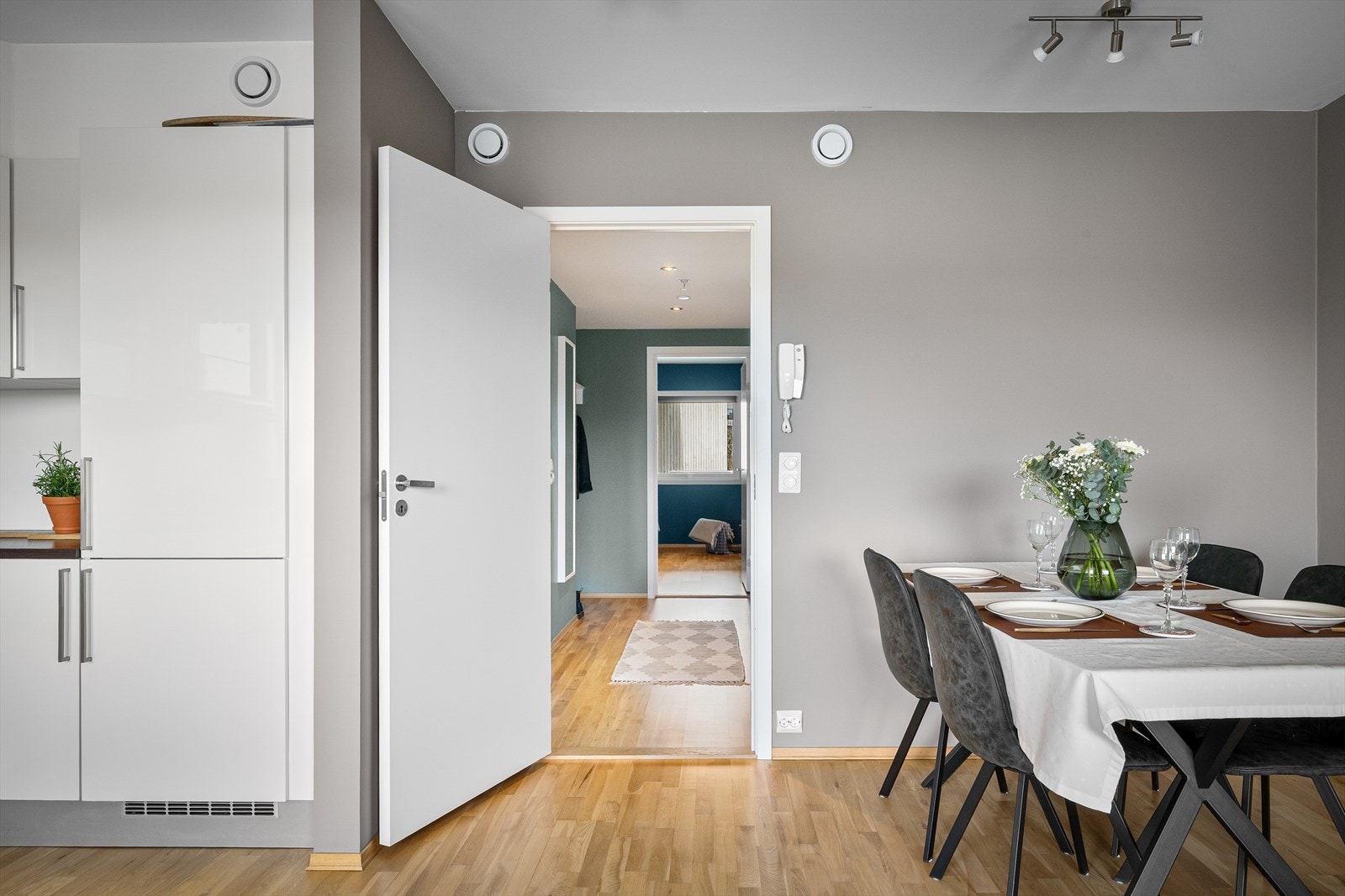 Ved ankomst ønskes du velkommen i en pen og romslig entré/gang med god plass til å henge fra seg klær og sko. Galleribilde