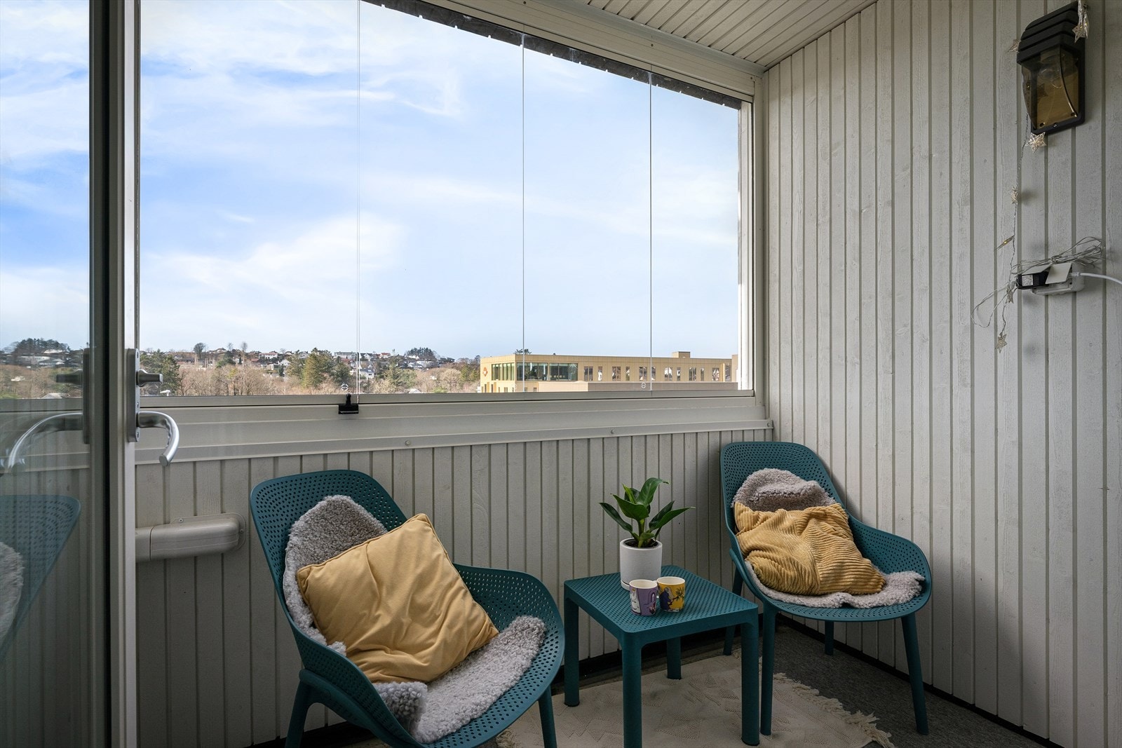 Balkongen er en ideell plass for å nyte en kopp kaffe eller et måltid - sommer som vinter - og gir muligheten til å utnytte uterommet selv på dager med regn. Galleribilde