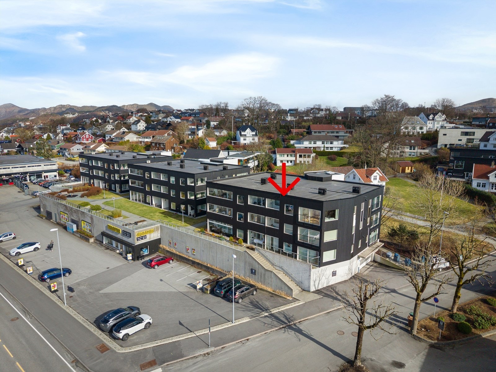 Ospabakken 1C ligger i et ettertraktet, etablert og sentralt boligområde. Beliggenheten byr på nærhet til Sandnes sentrum, grønne turområder, skoler og barnehager, noe som gjør området svært populært. Galleribilde