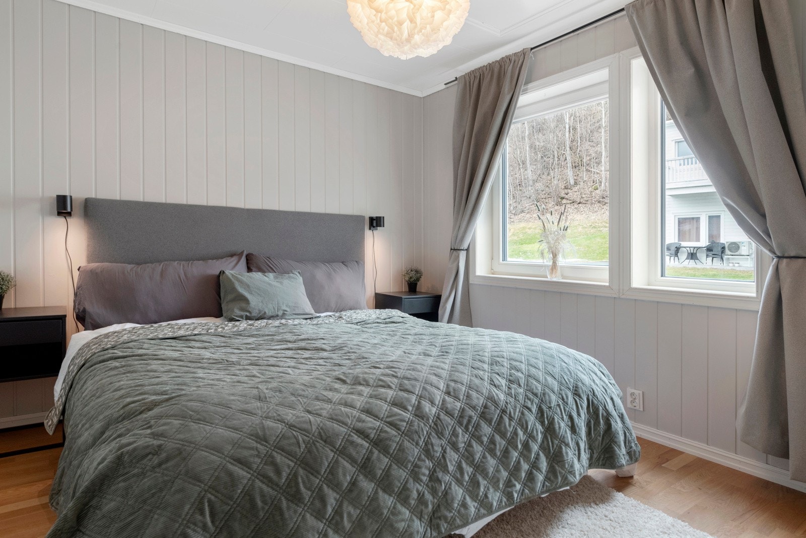 Hovedsoverom med god plass for dobbelseng og garderobe. Galleribilde