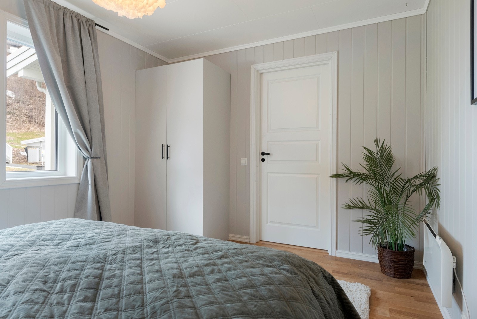 Garderobeskap medfølger. Galleribilde