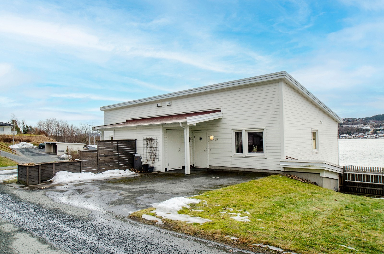 Uteplass ved inngangsparti er også solrik. Galleribilde