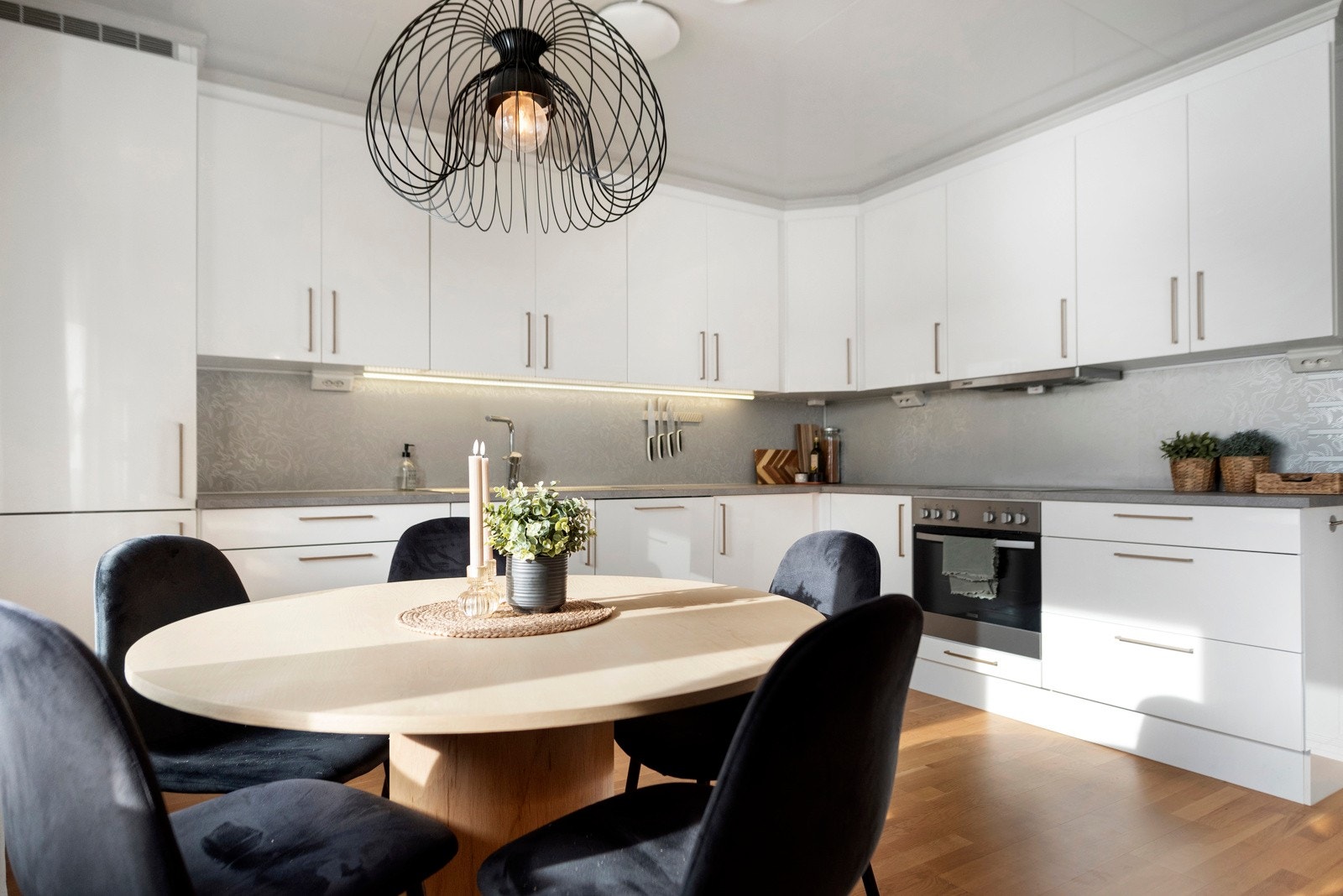 Kjøkken med integrerte hvitevarer som medfølger i handelen. Galleribilde