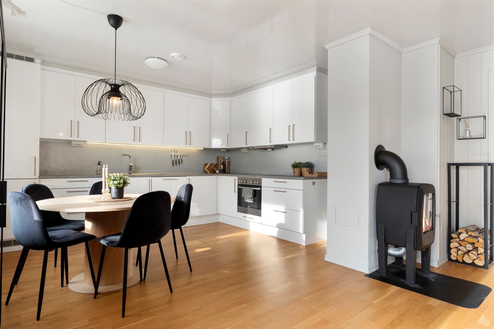 Stue og kjøkken i åpen løsning. Galleribilde