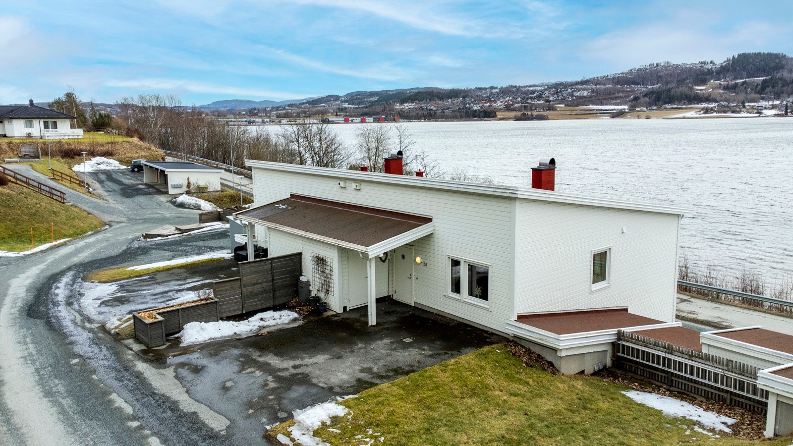 Hjørnebeliggenhet og enkel adkomst fra bakkenivå. Galleribilde