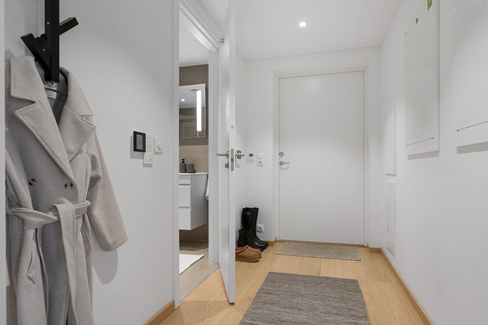 Du ønskes velkommen inn i en innbydende entré som gir et godt førsteinntrykk av boligen. Her er det god plass til yttertøy og sko. Galleribilde