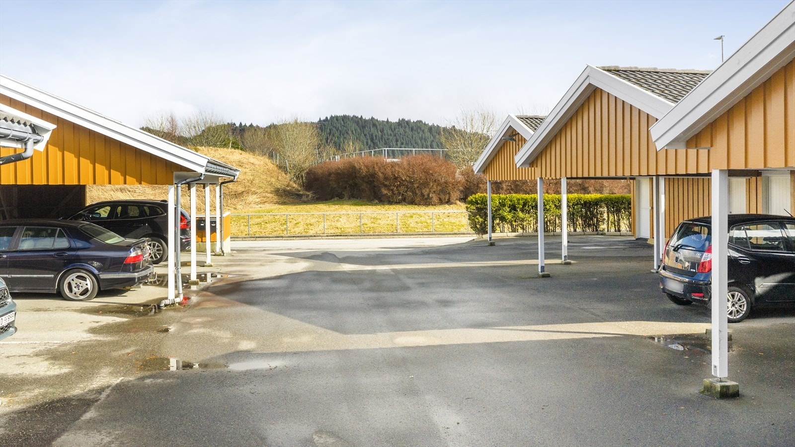 Egen parkeringsplass og sportsbod i carport Galleribilde