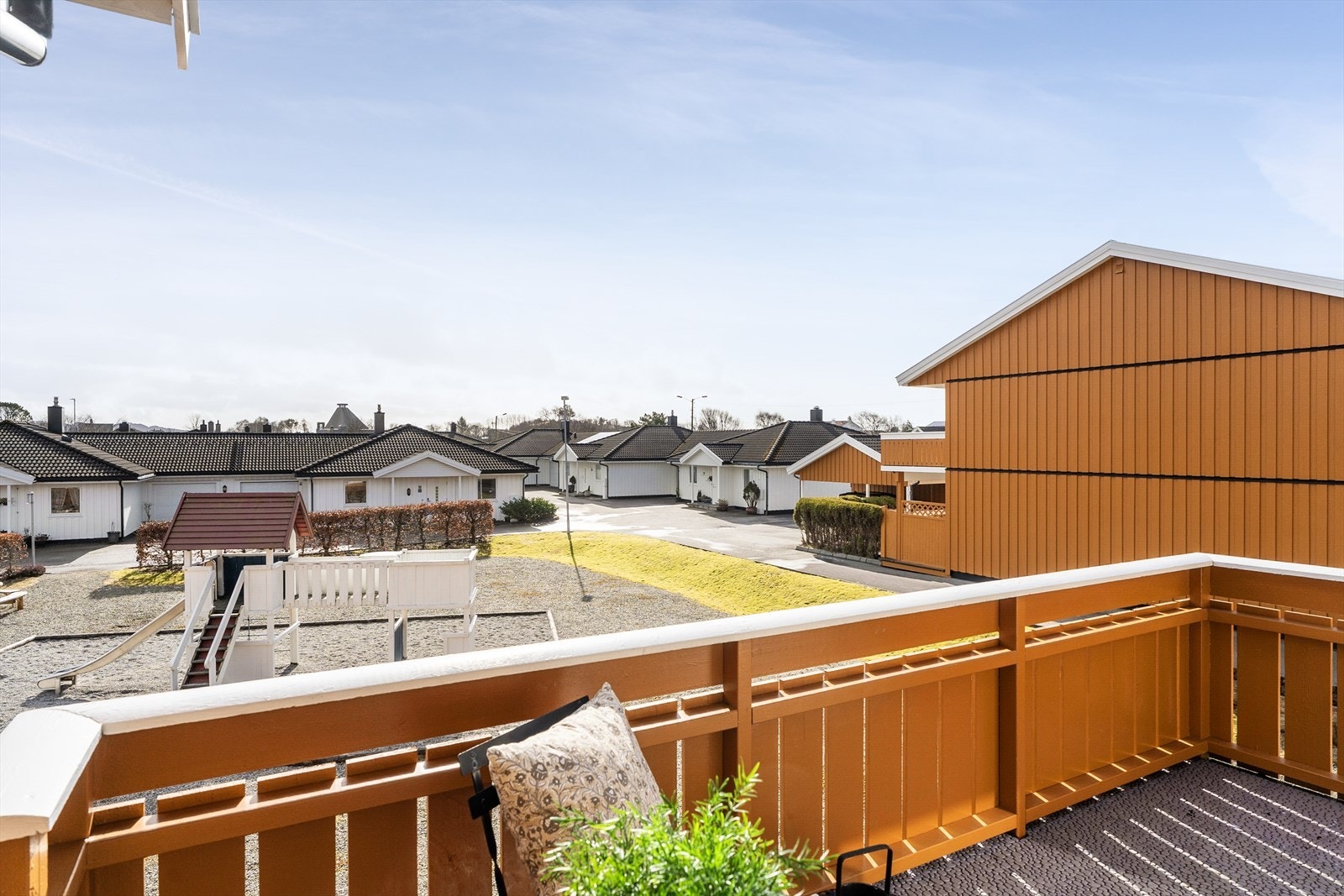 Solrik balkong med utsikt over nærområdet Galleribilde