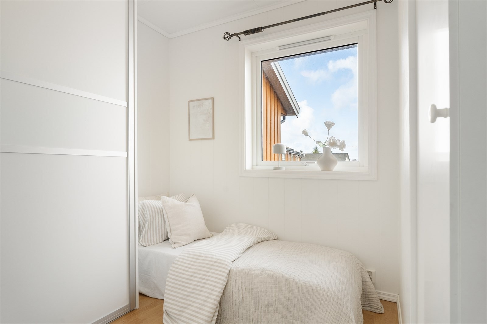 Soverom nr. 2 med stor skyvedørsgarderobe med god plass til oppbevaring av klær Galleribilde