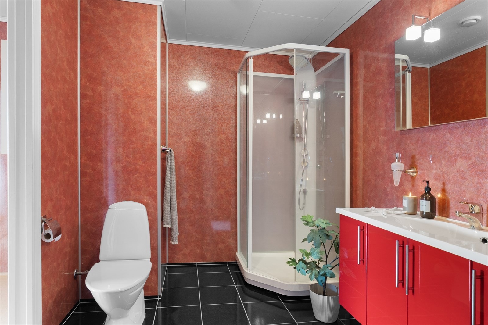 Romslig bad med flislagt gulv med varmekabler Galleribilde