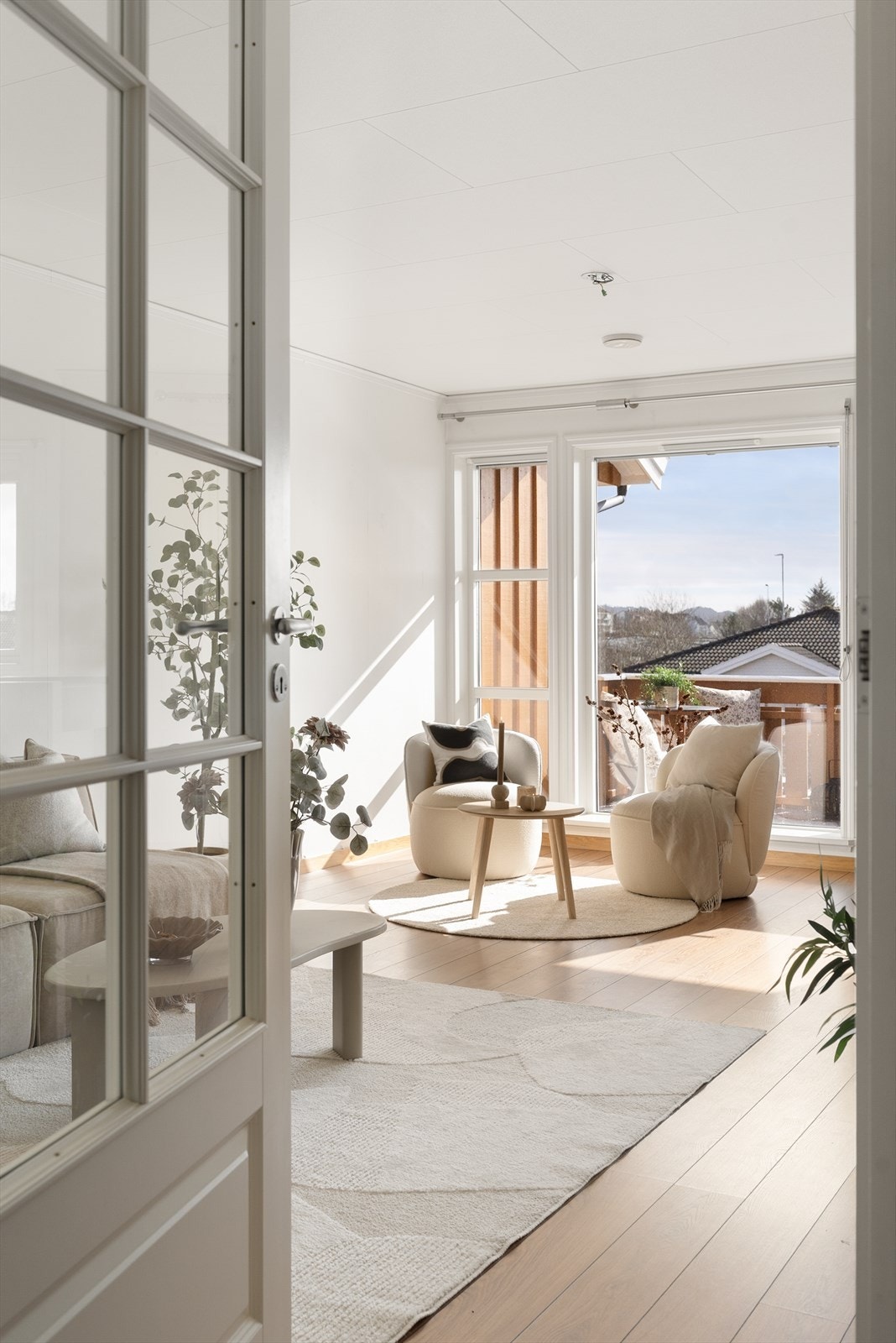 Store vindusflater gir mye naturlig lys Galleribilde