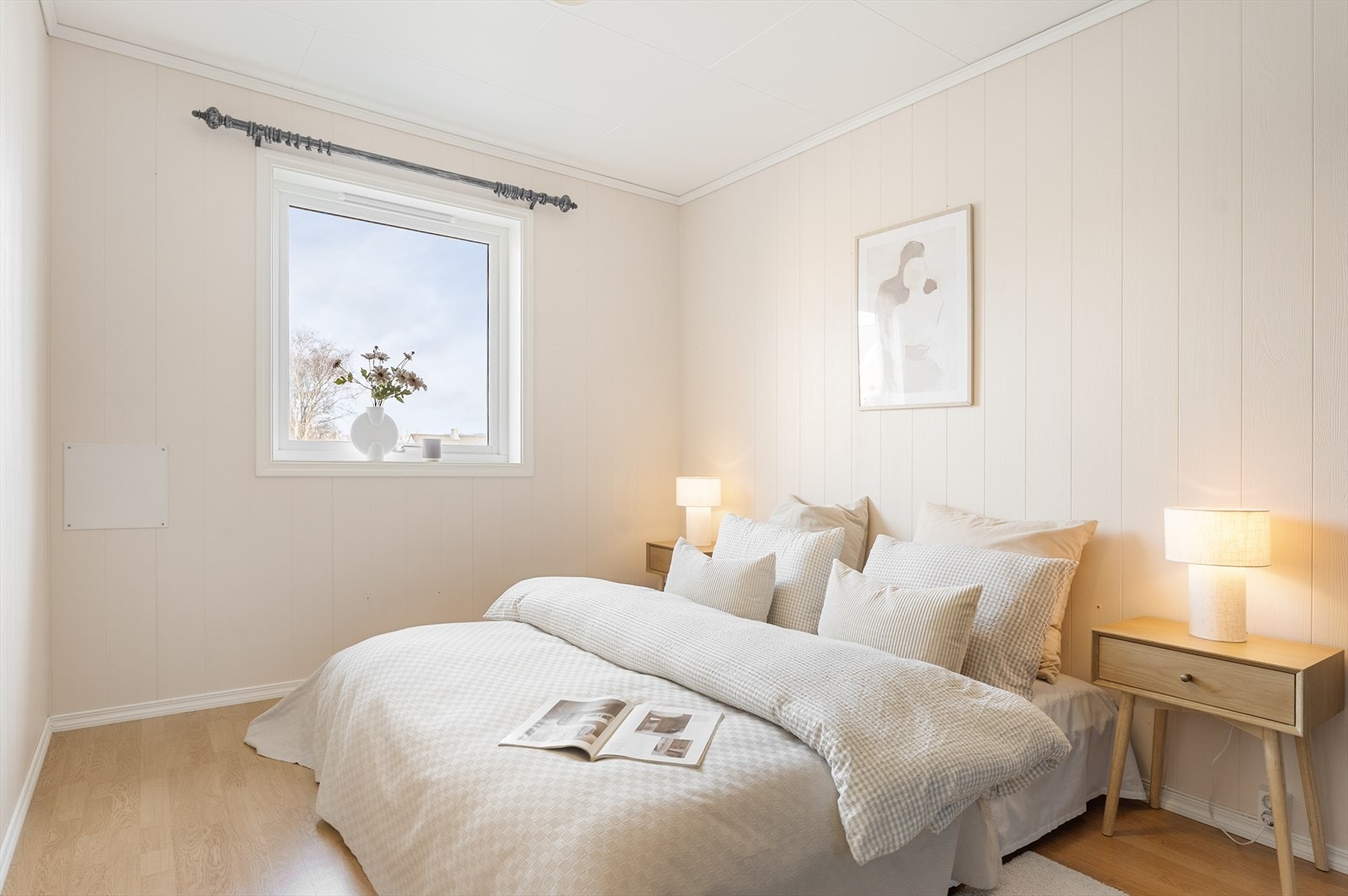 Hovedsoverom med god plass til dobbelseng og tilhørende nattbord. Galleribilde