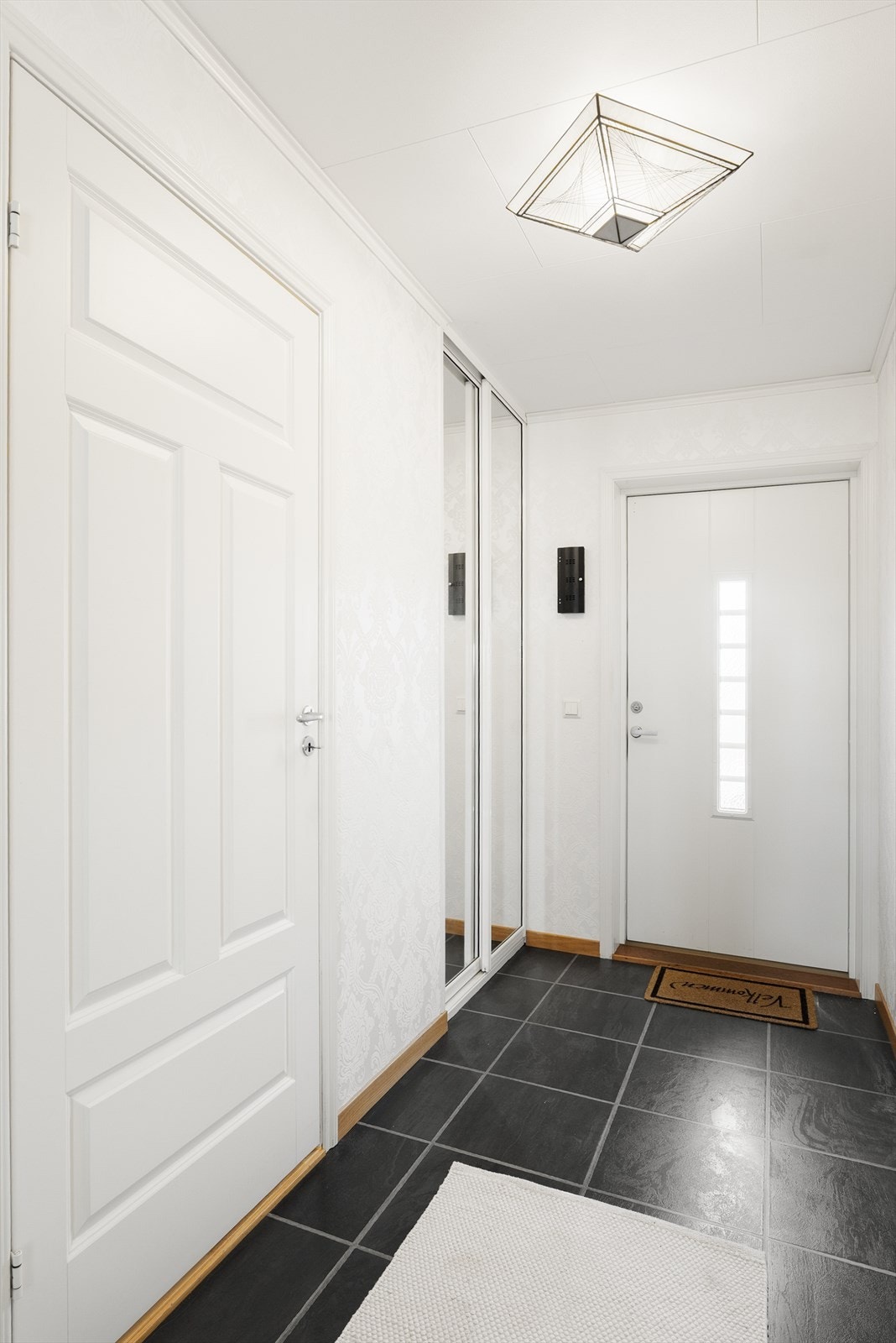 Skyvedørsgarderobe med speildører med god plass til oppbevaring av yttertøy Galleribilde