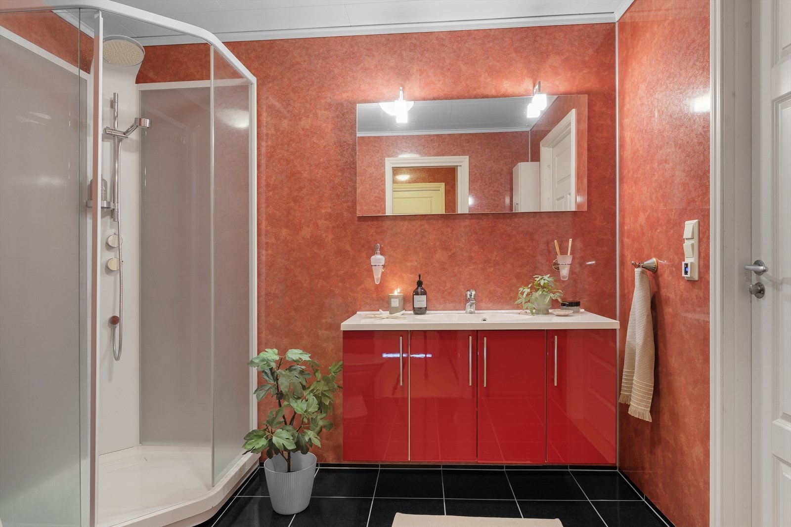 Badet inneholder innredning med servant, dusjkabinett og toalett. Galleribilde