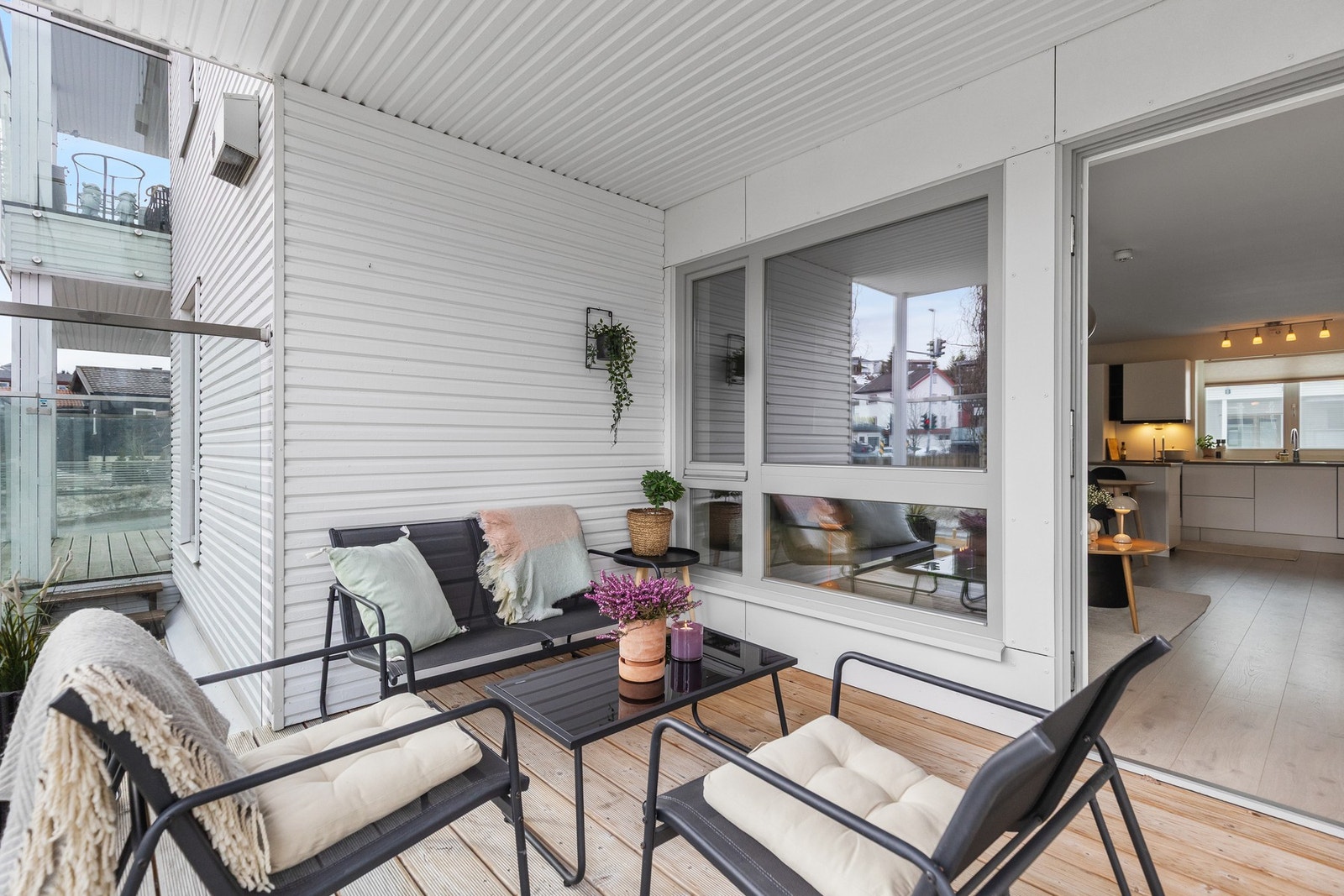 Stor og fin balkong på 9,5 kvm. Rikelig med plass til sittegruppe, grill etc. Galleribilde