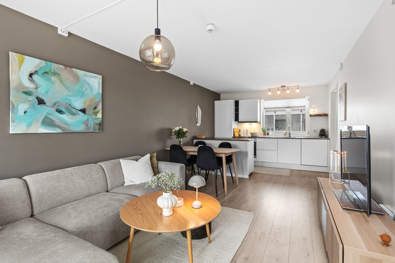 Åpen stue/kjøkkenløsning på 22,5 kvm. Rikelig med plass til en større sofa. Galleribilde