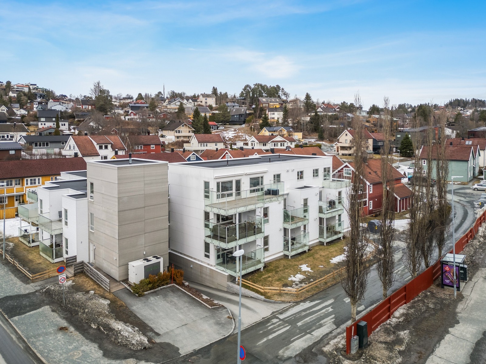 I sameiet er det egen parkeringskjeller, treningsrom og heis. Galleribilde