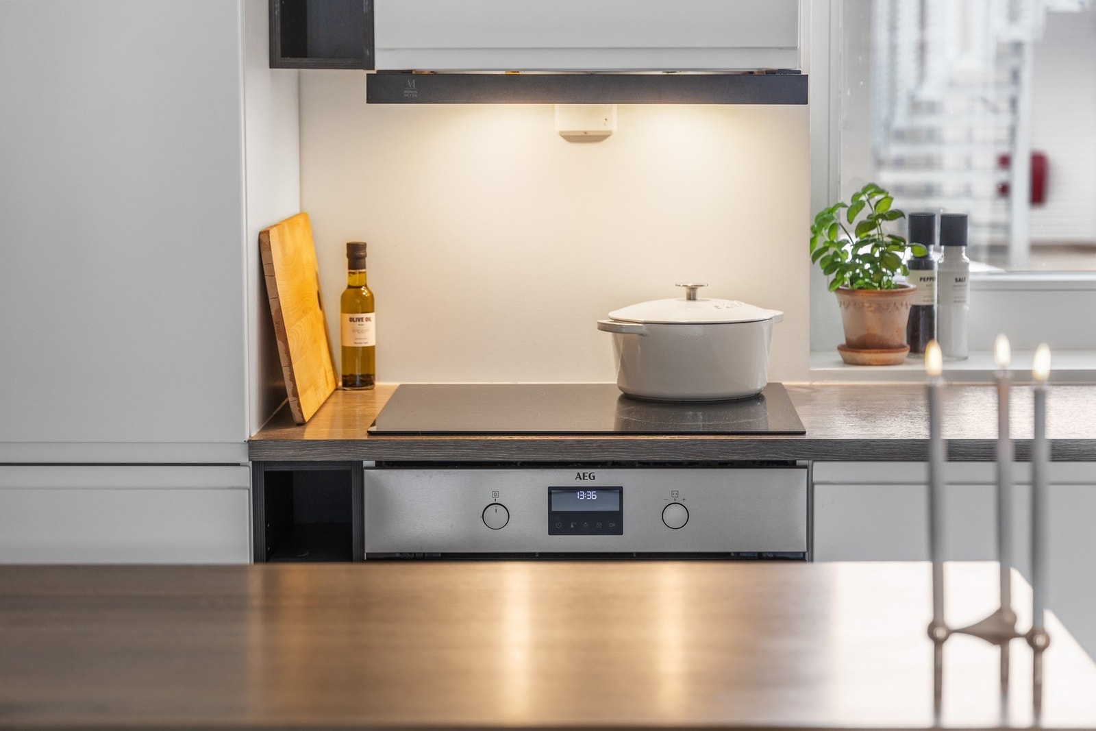 Kjøkkenet har integrerte hvitevarer som stekeovn, platetopp, kjøleskap og frys. Galleribilde