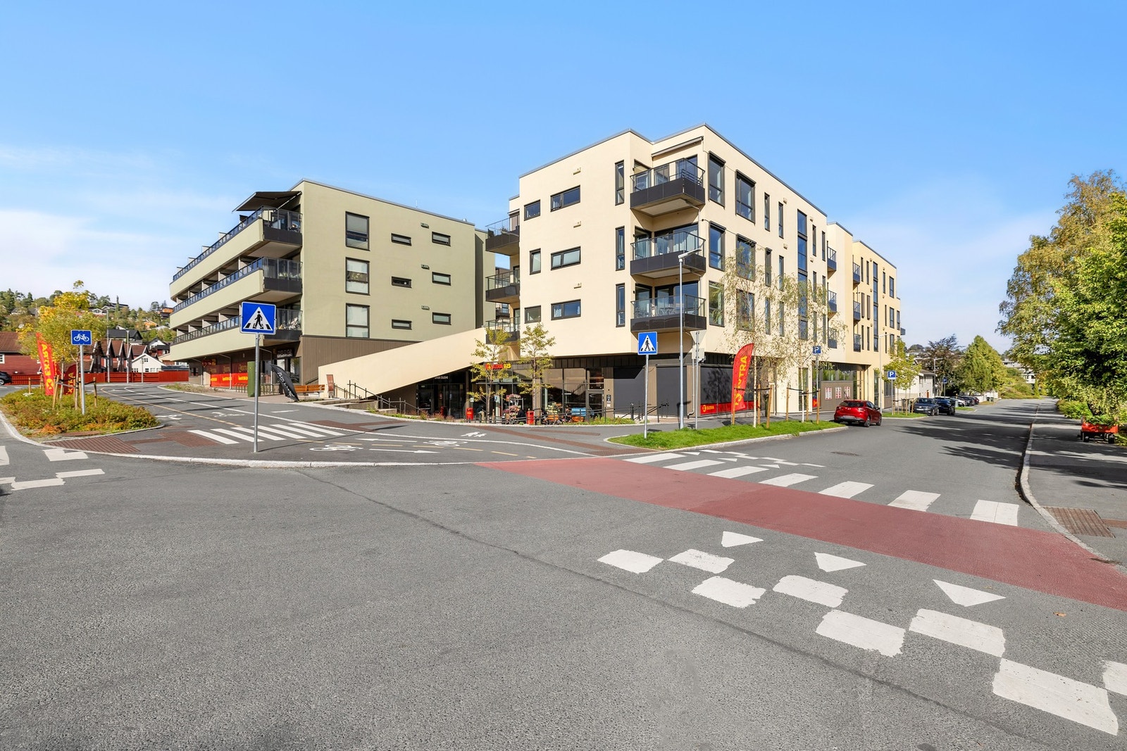 Gangavstand til dagligvarebutikker, apotek alt man trenger i hverdagen. Galleribilde