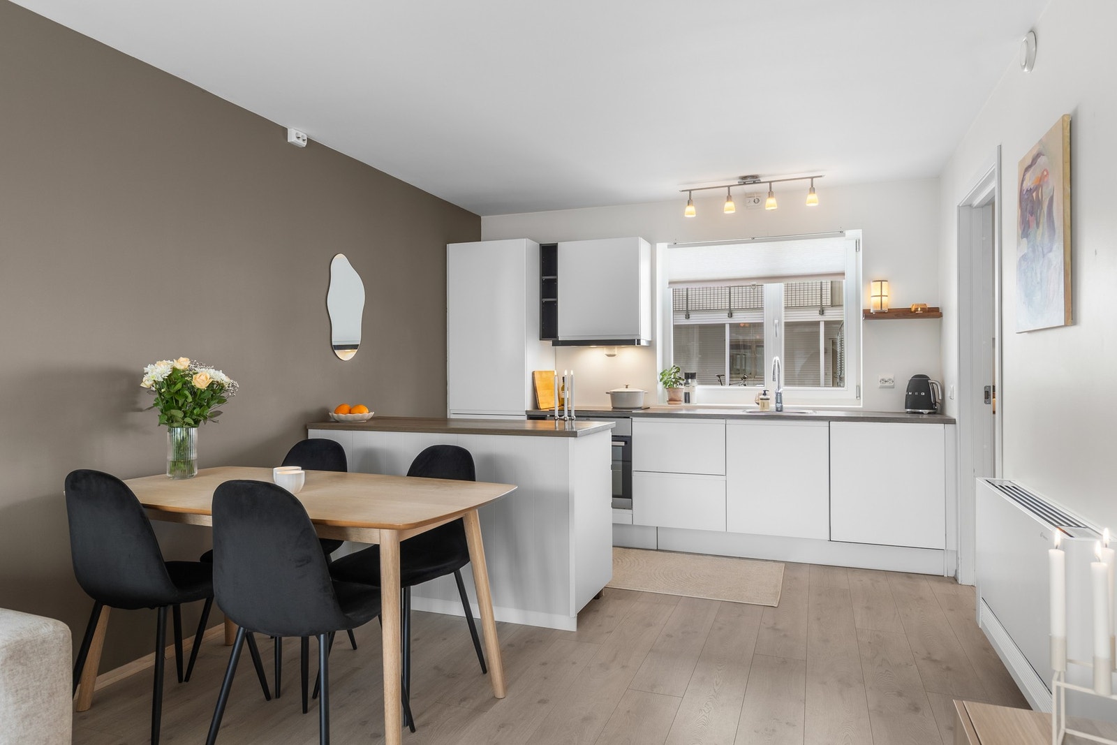 Mellom sofagruppe og kjøkken er det plass til et større spisebord. Galleribilde