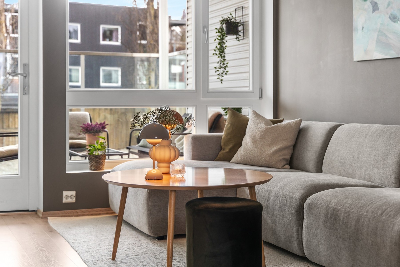 Leiligheten er malt i lyse og fine farger og har direkte utgang til en stor og fin balkong. Galleribilde