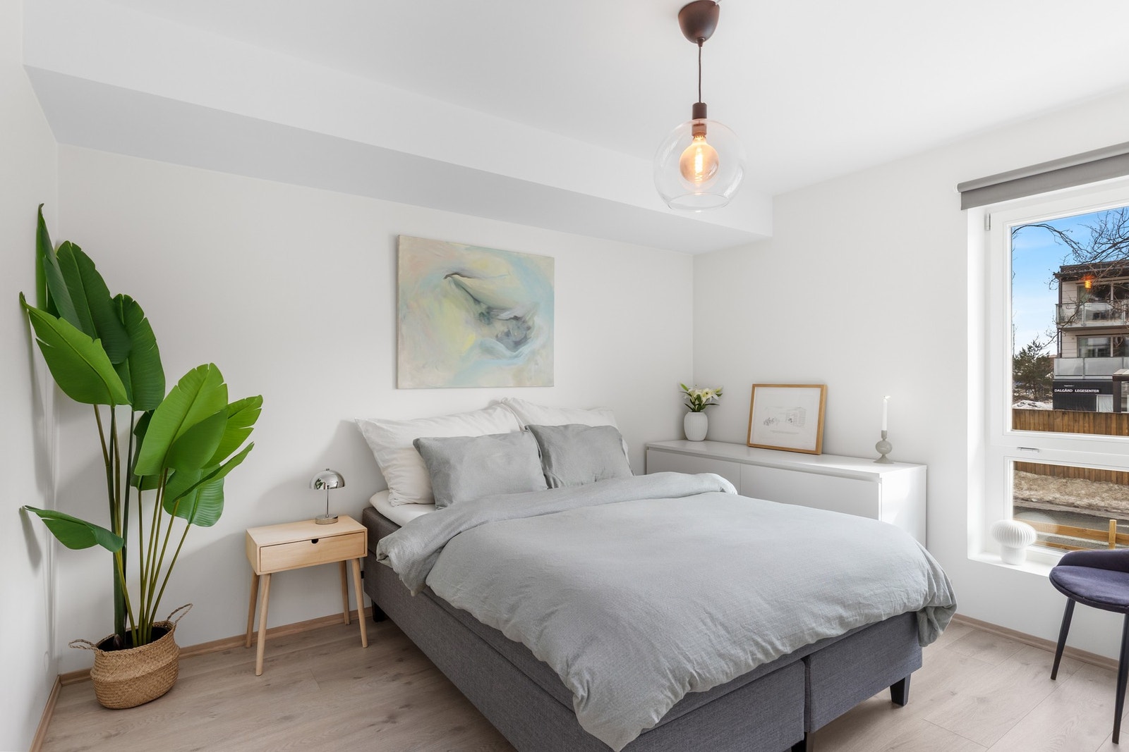 Stort og fint soverom på 10,7 kvm. Rommet er i tilknytning til et garderoberom og bad. Galleribilde