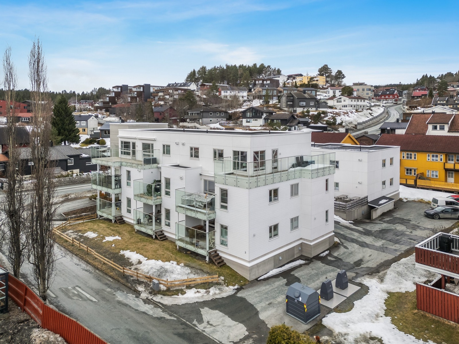 Leiligheten ligger fint til i et nytt og moderne sameiet fra 2016. Galleribilde