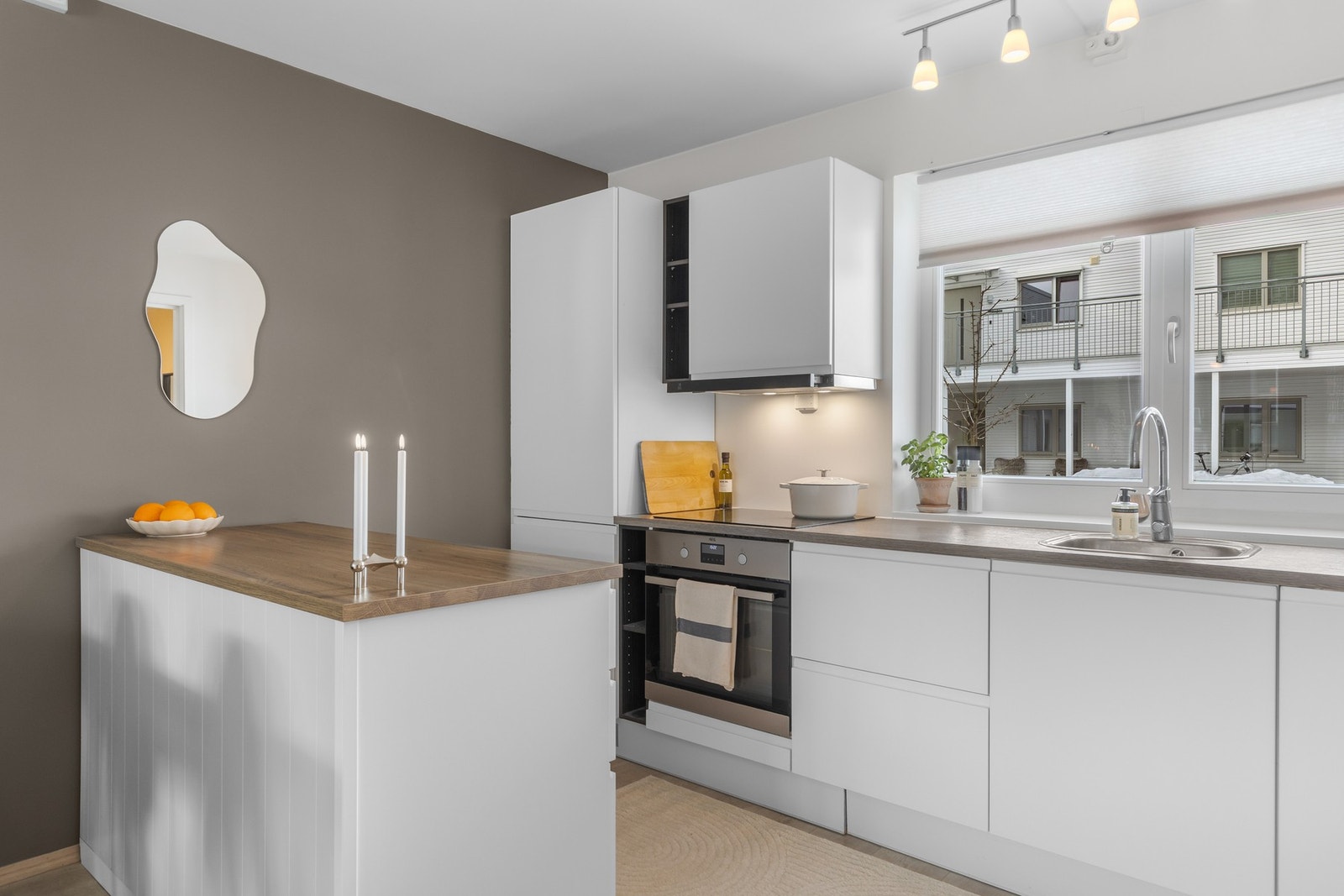 Meget pent og moderne kjøkken med egen kjøkkenøy. Rikelig med skap og benkeplass. Galleribilde