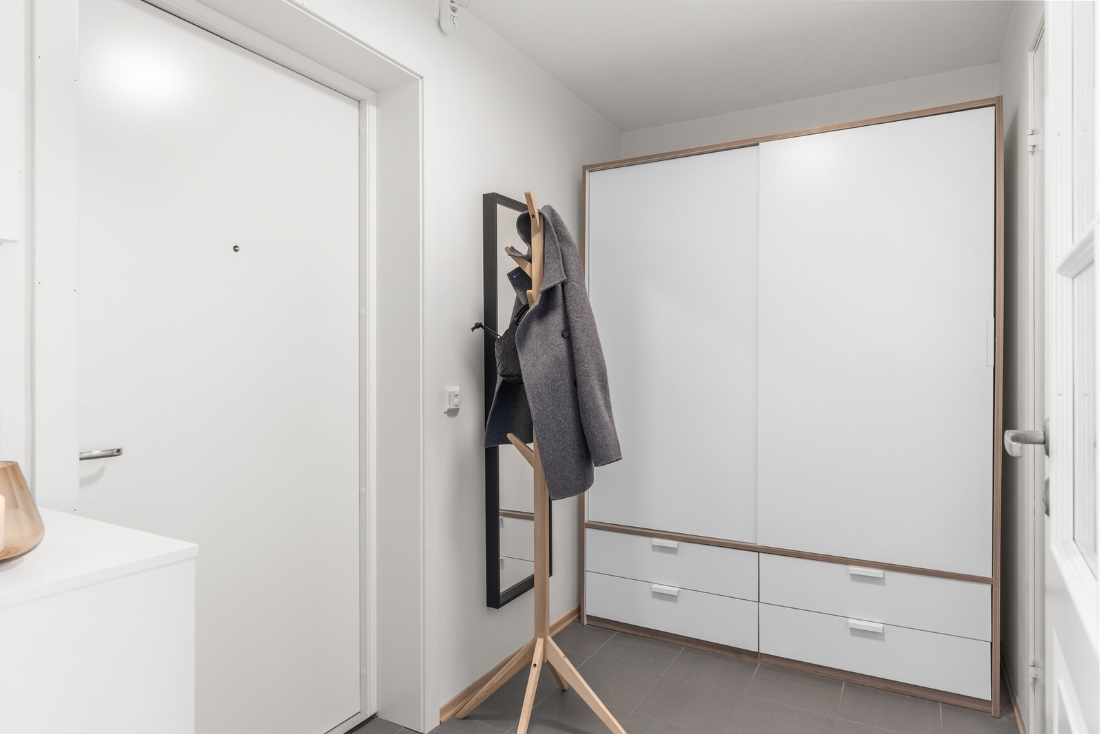 Lys og fin entrè på 4,9 kvm. Rikelig plass til garderobeskap. Galleribilde