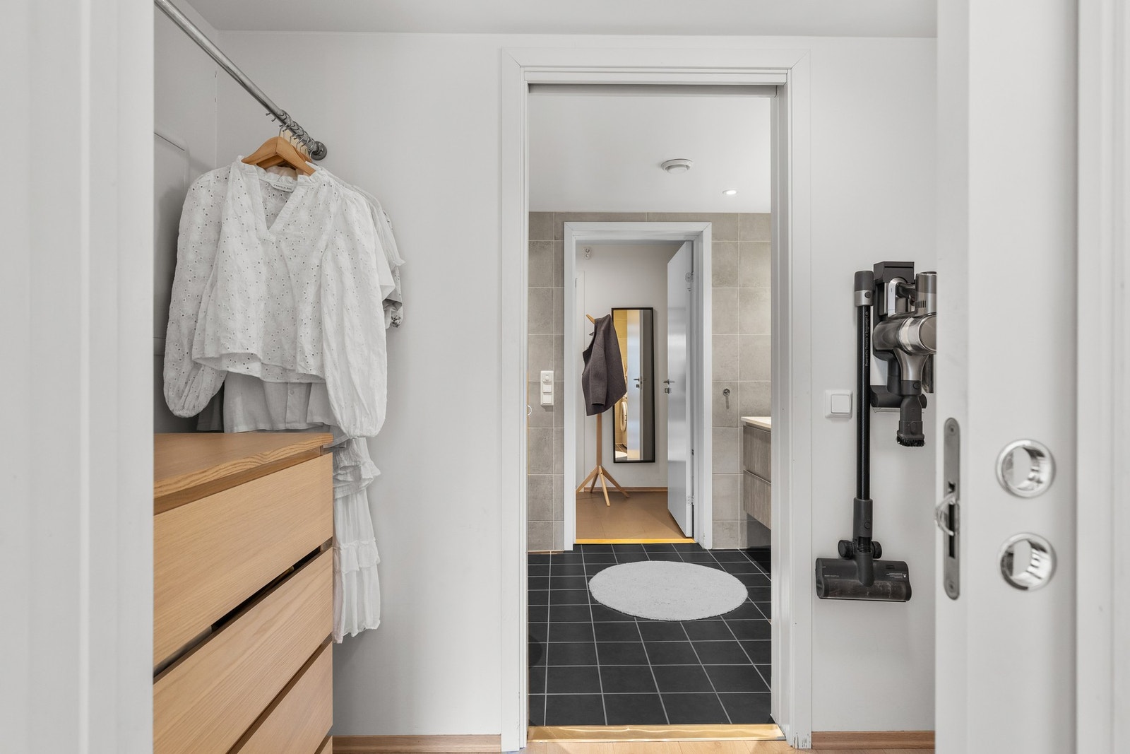 Mellom soverommet og badet er det en en bod som i dag benyttes som garderoberom. Galleribilde